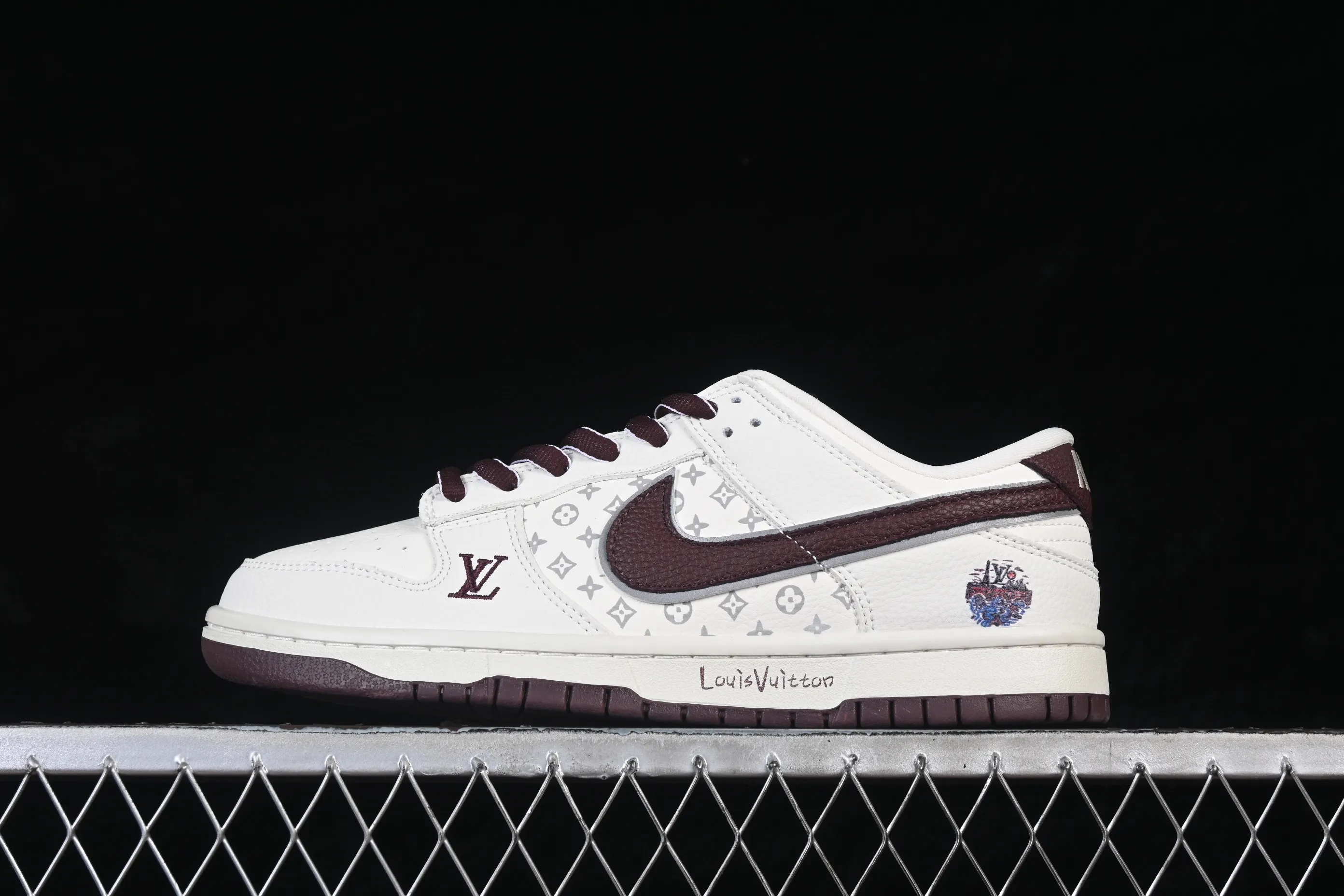 All categories Nk SB Dunk Series Nk SB Dunk Low High-end customized low-top sneakers Nike SB Dunk Low LV co-branded white wine red high-end customized low-top casual sneakers YF9511-917